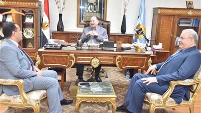 محافظ أسيوط يستقبل نائب رئيس الجامعة للاستفادة من إمكاناتها البحثية والعلمية