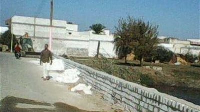 أسوار ولافتات إرشادية للتوعية من منحنيات الطرق ببني حسن