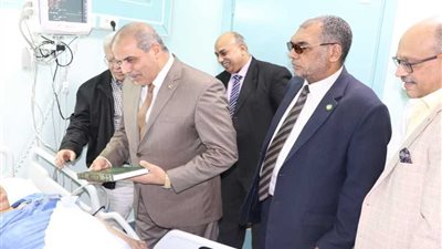 رئيس جامعة الأزهر يأمر بعلاج مريضة مسنة بمستشفى جامعة الأزهر التخصصي ويقوم بزيارتها للاطمئنان عليها