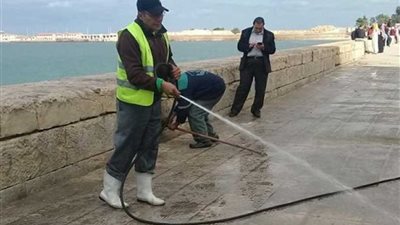 محافظة اﻹسكندرية تنفي قيام مجهولين بسكب زيوت وشحومات على كورنيش المدينة