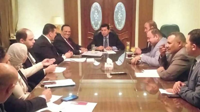 وزير الرياضة يناقش