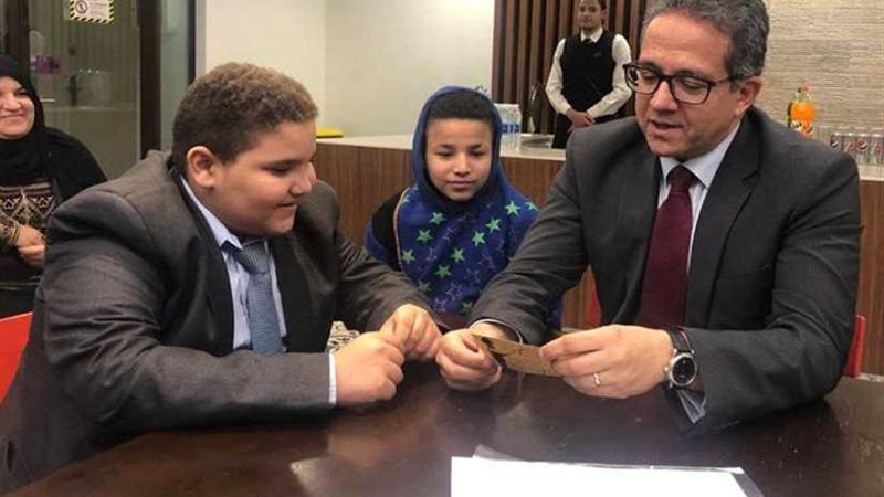 وزير الآثار يساعد