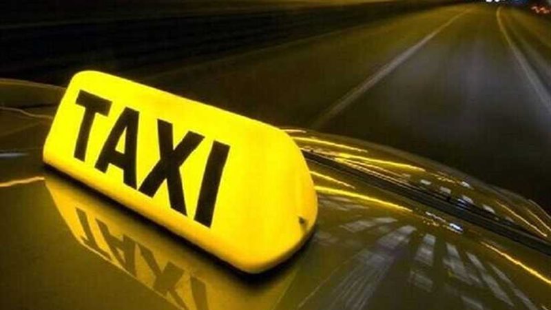 سائق تاكسي يسلم كنزا