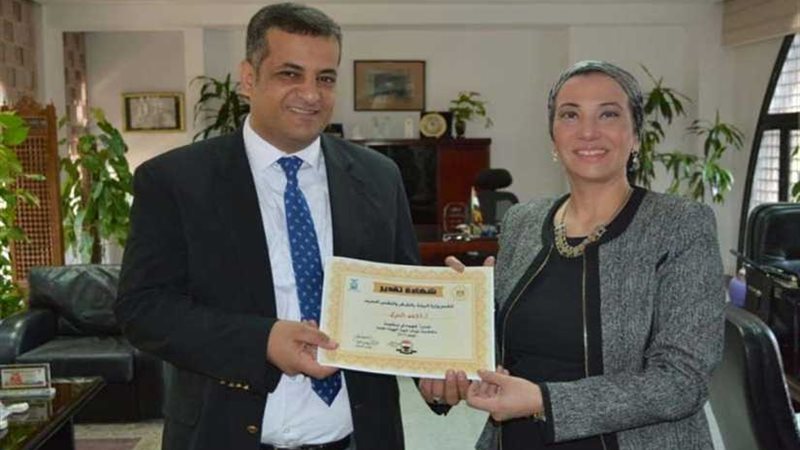 وزيرة البيئة تكرم