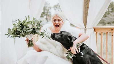 رد فعل كلب شاهد صاحبته لأول مرة في فستان الزفاف... صور