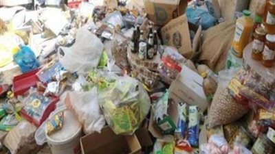 ضبط مواد غذائية منتهية الصلاحية بمصنع ومطبعة بدمنهور