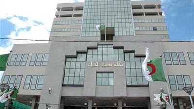 النيابة الجزائرية تطالب بالسجن 20 عاما بحق رئيسي وزراء سابقين بتهمة الفساد