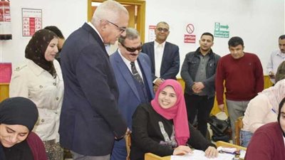 رئيس جامعة المنصورة يتفقد إعادة امتحان مادة 