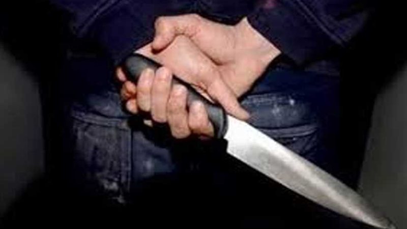 ضربه بسكين في قلبه