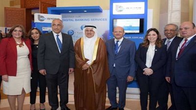 محافظ البنك المركزي المصري يزور جناح 