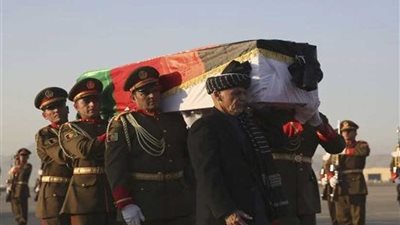 الطائرة التي تحمل جثمان الطبيب الياباني المقتول في أفغانستان تصل اليابان