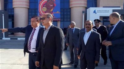 وزير الطيران يتفقد مطار أسوان الدولى