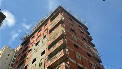 نائب محافظ الإسكندرية يشارك في حملة لإزالة عقار مخالف