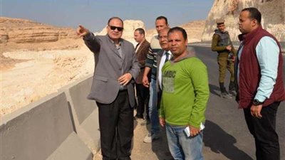 محافظ أسيوط يتفقد أعمال محور الهضبة الغربية بتكلفه 1.2 مليار جنيه
