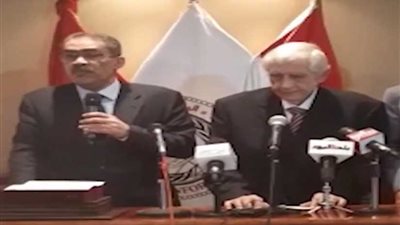 رئيس هيئة الاستعلامات يقلد رئيس رابطة المراسلين الأجانب وسام الاستحقاق من الدرجة الأولى