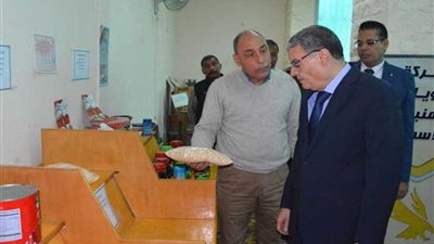 محافظ المنيا يزور المنطقة الصناعية ويؤكد حل مشاكل المستثمرين