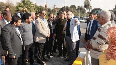 محافظ بني سويف يتابع إصلاح هبوط مفاجئ بمطلع كوبري النيل