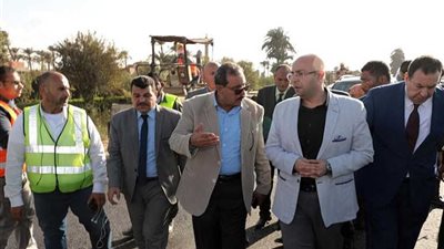 محافظ بني سويف يتابع رصف وصلة الطريق من المحور إلى مدينة ناصر