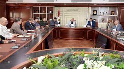 محافظ بني سويف يناقش تصميم مشروع تطوير كورنيش النيل