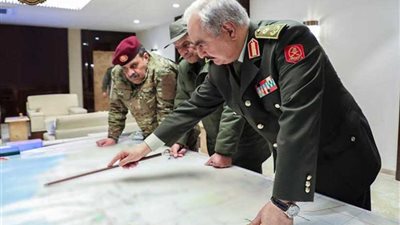 عاجل ..المشير خليفة حفتر يجتمع مع قادة الجيش الليبي..واللواء 106 مُجحفل يدخل المعركة (فيديو وصور)