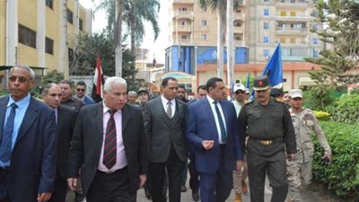 محافظ البحيرة يتفقد منافذ ومزرعة مدرسة دمنهور الثانوية الزراعية