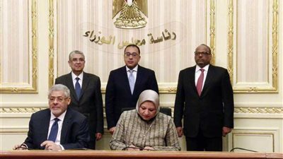رئيس الوزراء يشهد مراسم توقيع بروتوكولي تعاون لإنشاء محطتي توليد الكهرباء من الطاقة الشمسية وطاقة الرياح