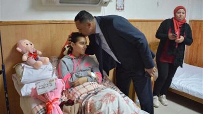 محافظ الدقهلية يزور مصابة حادثة ملاهي المنصورة