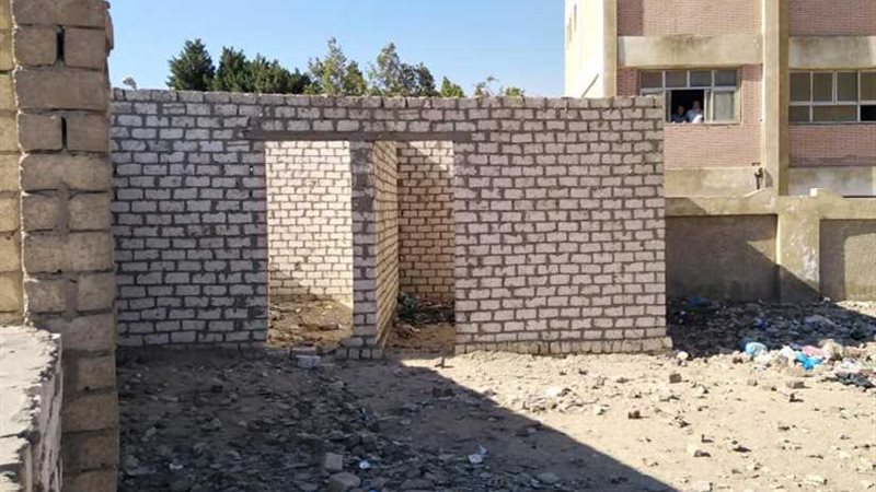 مواطن يتعدى على سور