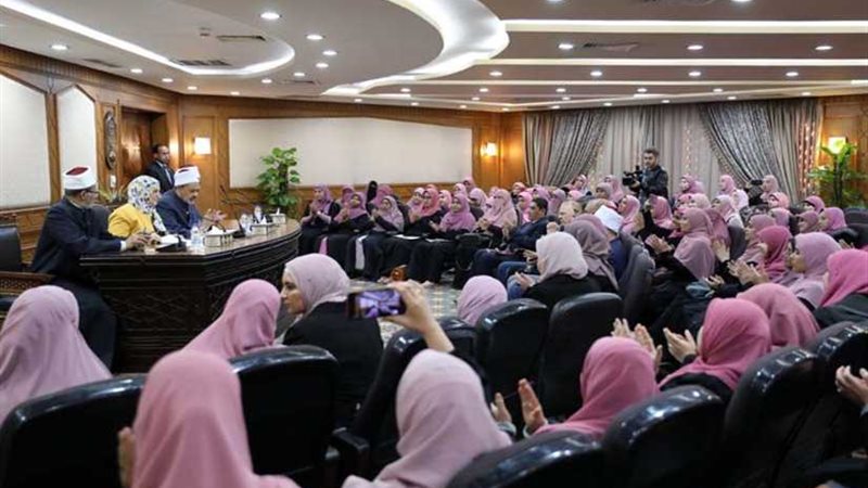 الإمام الأكبر يشيد