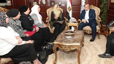 محافظ بني سويف يناقش دور المجالس القومية في الدفع بجهود التنمية