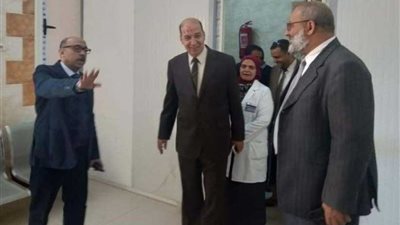 وكيل صحة أسيوط يفاجئ مستشفى الحميات للاطمئنان على سير العمل