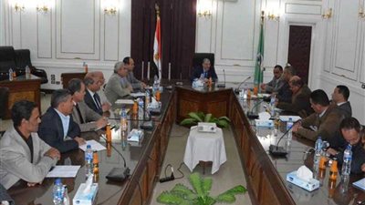 محافظ المنيا يناقش ملف الصرف الصحي في لقائه مع نواب البرلمان