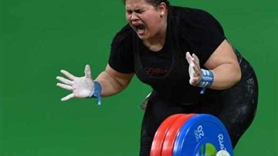 بطلة عالم في رفع الأثقال تفجر مفاجأة: بعض المسؤولين يتاجرون في المنشطات