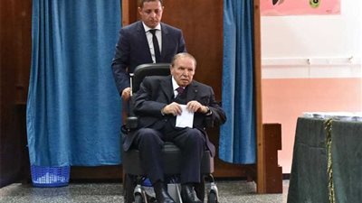 عاجل.. بوتفليقة يدلي بصوته في الانتخابات الرئاسية الجزائرية