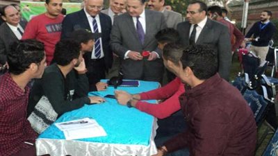 رئيس جامعة بنها يشارك طلاب المدن الجامعية الغداء
