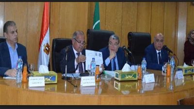 محافظ المنيا يبحث مع وفد 