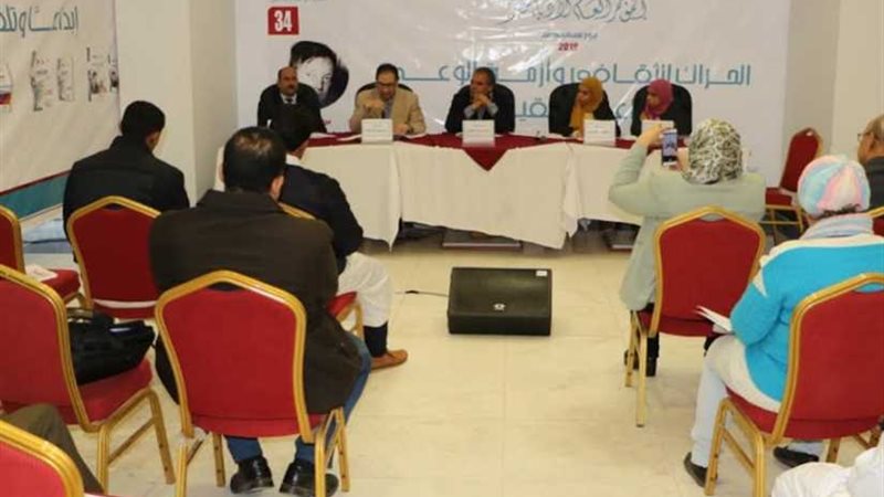 أدباء يناقشون فجوة