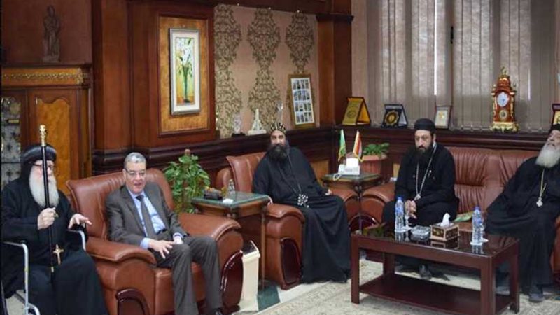 محافظ المنيا لأسقف