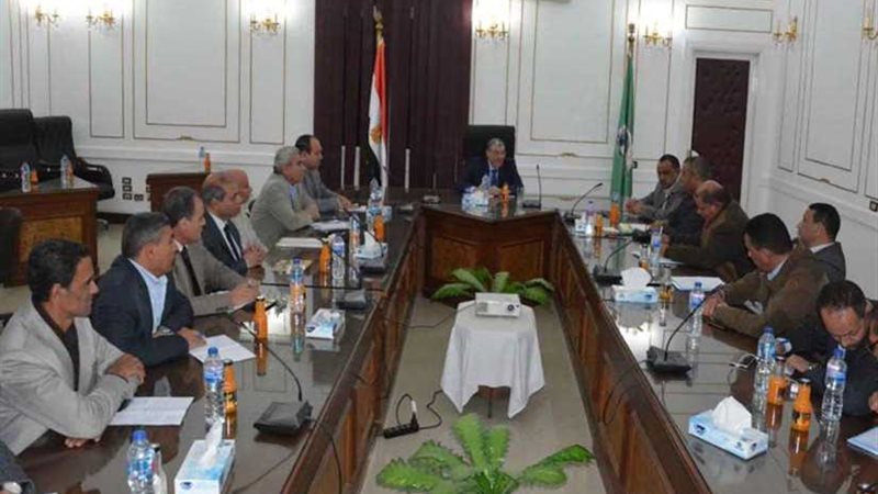 محافظ المنيا يناقش