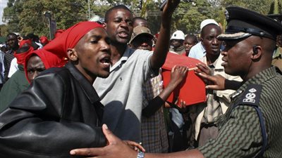 زامبيا.. حشود غاضبة تقتل عشرات المشتبه فيهم برش مادة سامة على منازل