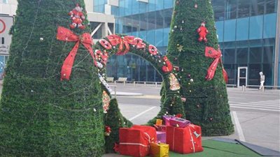 مطار القاهرة يتزين لاستقبال العام الجديد