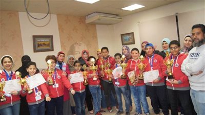 تكريم 10 أطفال من مجموعات دورة صناعة الروبوت بمكتبة دمنهور