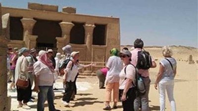 سائحون من أمريكا وإيطاليا يزورون المناطق الأثرية بالمنيا