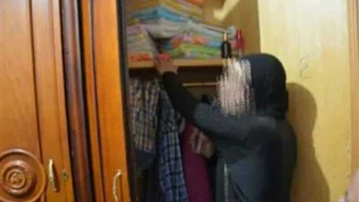 بالصور.. المتهمة بقتل طفليهما بالدقهلية تمثل الجريمة