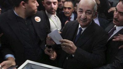 محلل سياسي جزائري: تبون أول من فتح ملفات الفساد لذلك أقيل من منصبه