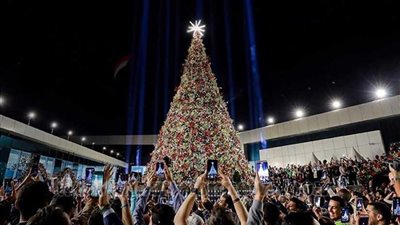 شجرة الكريسماس والألعاب النارية تضئ سماء منتدى شباب العالم