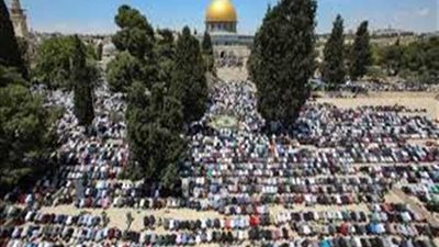 45 ألف فلسطيني يؤدون صلاة الجمعة في 