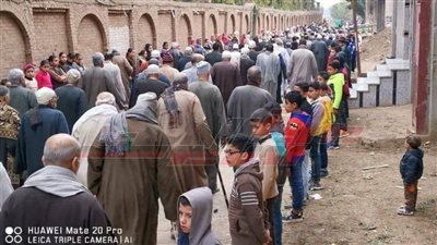 الوداع الأخير.. طلاب مدرسة بالمنوفية ينتظرون مرور جثمان معلمتهم.. (صور)