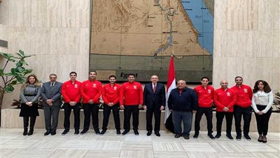 السفير المصري بواشنطن يستقبل فراعنة الأسكواش قبل المشاركة بالمونديال