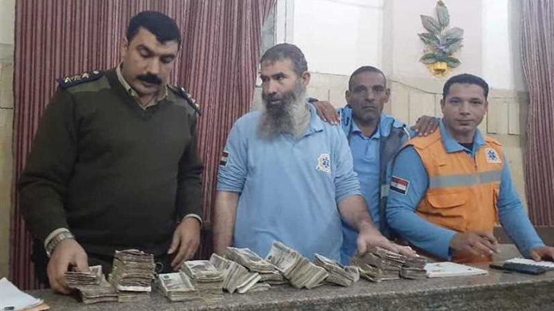 مسعفان سلما نصف مليون